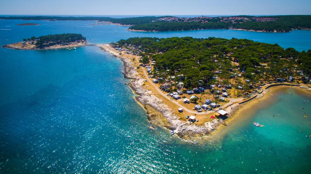 uma vista aérea de uma pequena ilha na água em Arena Medulin Mobile Homes em Medulin