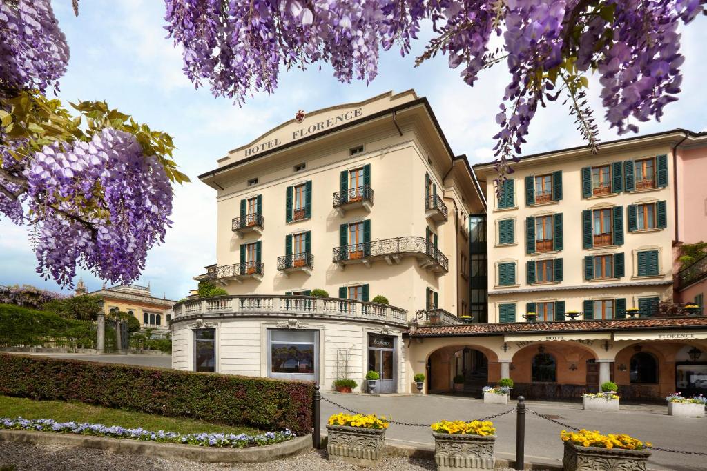 um edifício com flores em frente em Hotel Florence em Bellagio