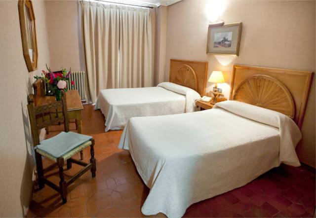Postel nebo postele na pokoji v ubytování HOSTAL DOÑA JUANA