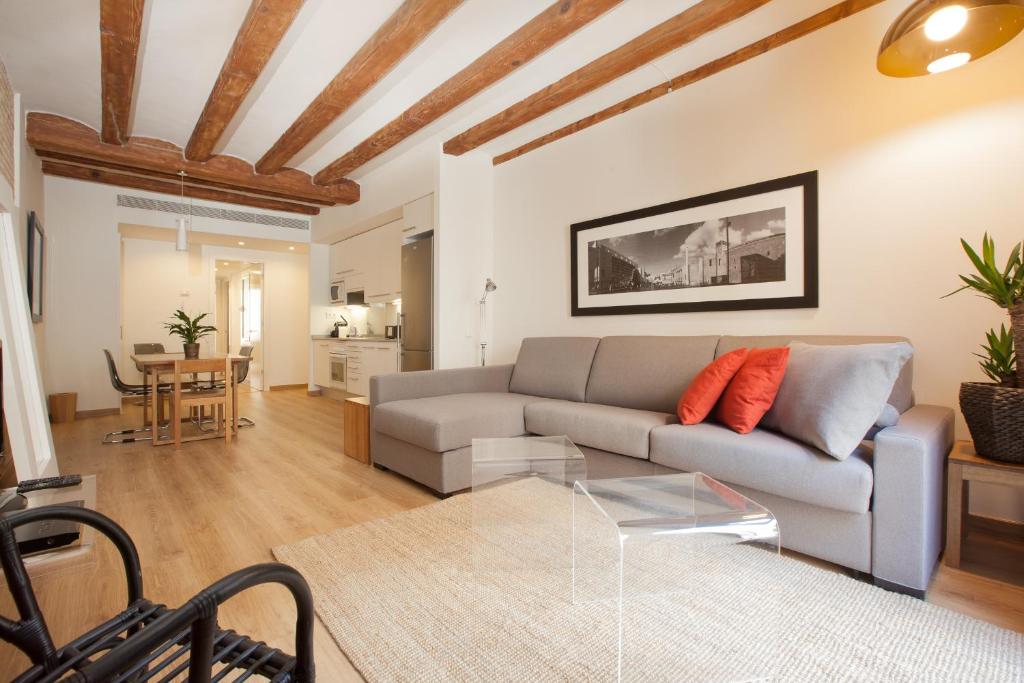un soggiorno con divano e tavolo di Canela Homes BARCELONA MACBA a Barcellona