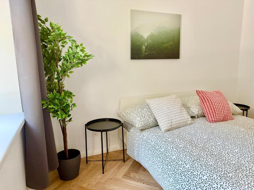 Stylish Renovated Apartment near Center