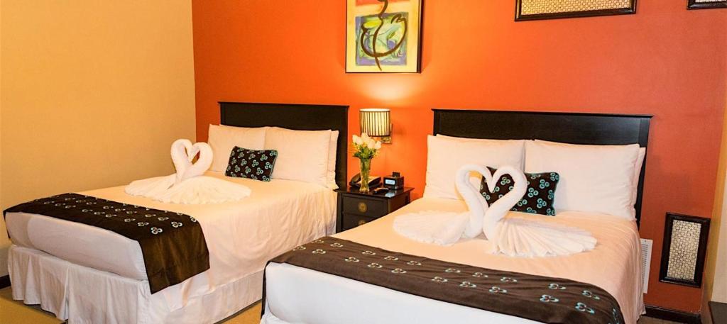 dois cisnes estão sentados em duas camas num quarto em City Hotel no Cairo