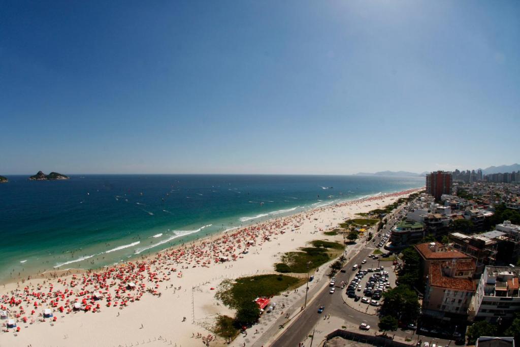 una vista aérea de una playa con multitud de personas en Royalty Barra Hotel, en Río de Janeiro