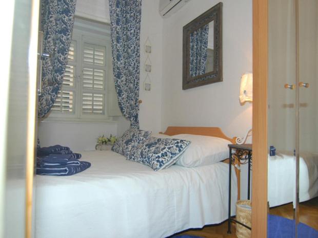 Apartment Royale في دوبروفنيك: غرفة نوم عليها سرير ومخدات