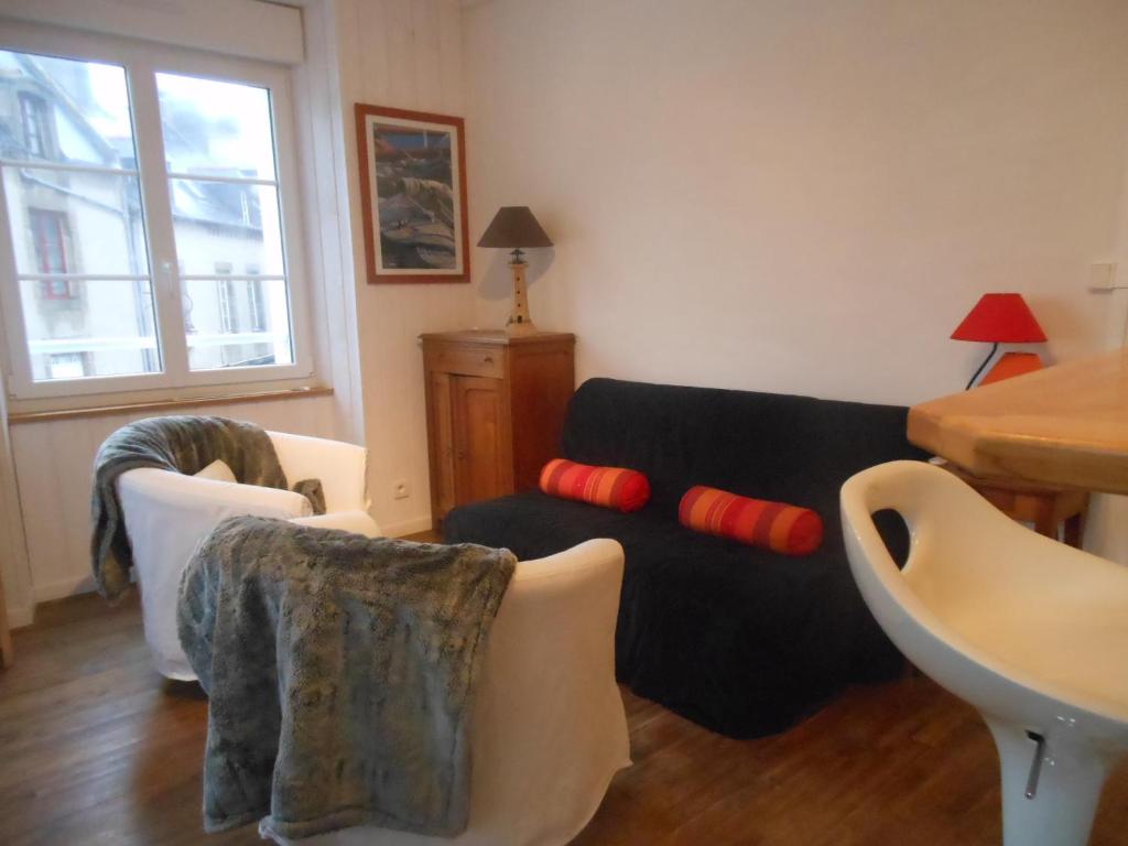サン・マロにあるLe Logis d'Alethのリビングルーム(黒いソファ、椅子2脚付)