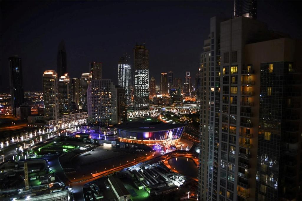 - Vistas a la ciudad por la noche con luces en Downtown Apartments with Fountain and Burj Khalifa View, en Dubái
