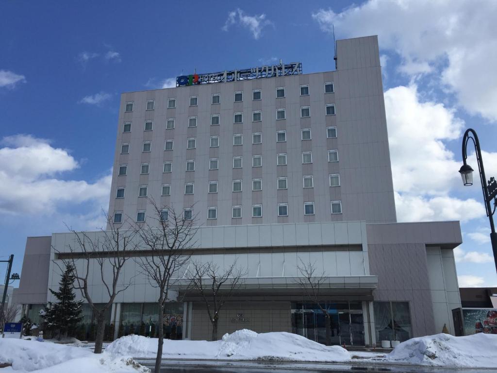 um edifício de hotel com neve em frente em Hotel Okhotsk Palace em Mombetsu