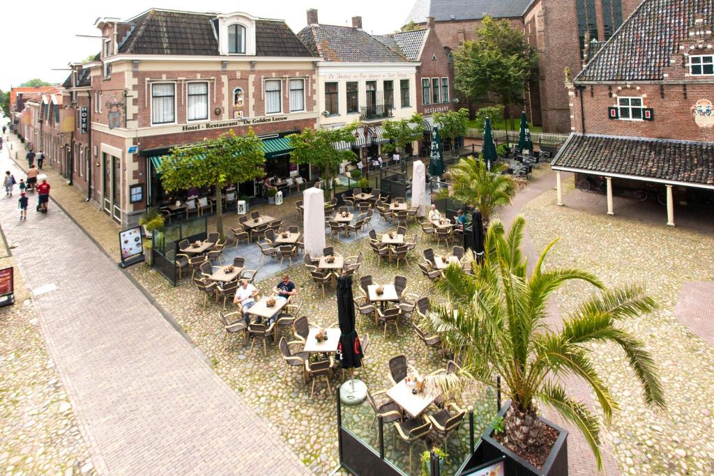 an overhead view of a courtyard with tables and chairs at Hotel de Gulden Leeuw in Workum