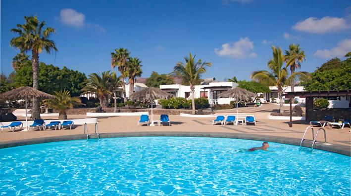 The swimming pool at or close to Bungalows Playa Limones