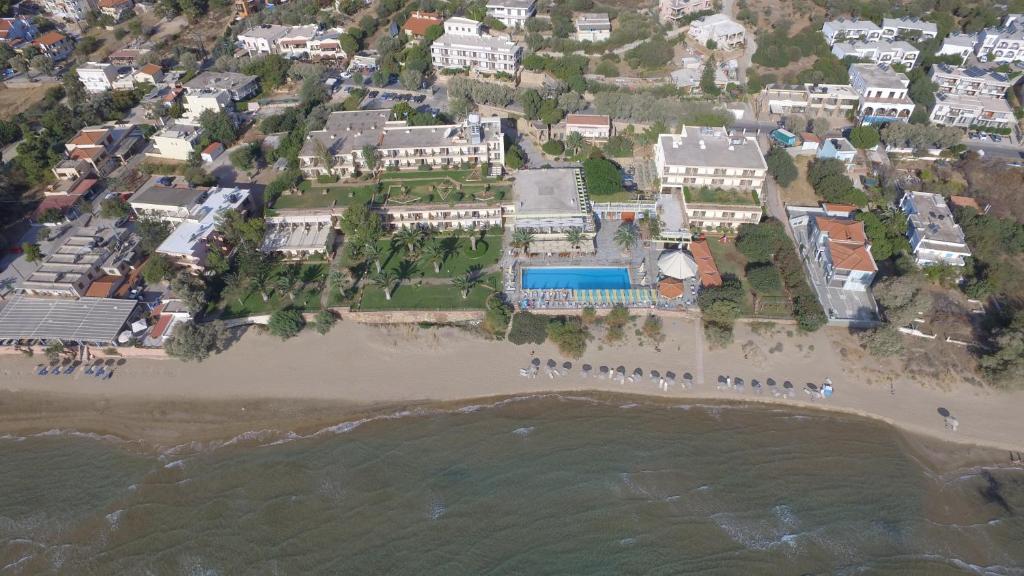 Een luchtfoto van Golden Sand Hotel
