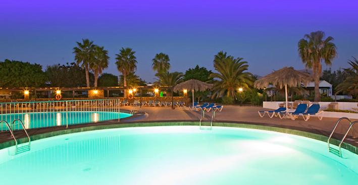 The swimming pool at or close to Bungalows Playa Limones