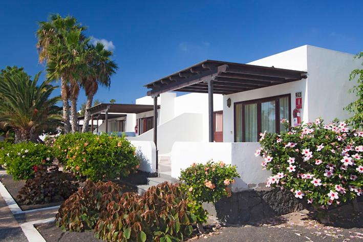 A garden outside Bungalows Playa Limones