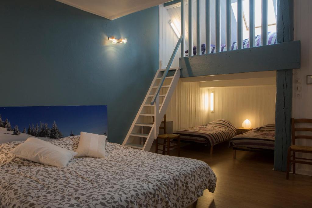 a bedroom with a bunk bed and a staircase at Chambres d'Hôtes Pom' Paille in Pupillin