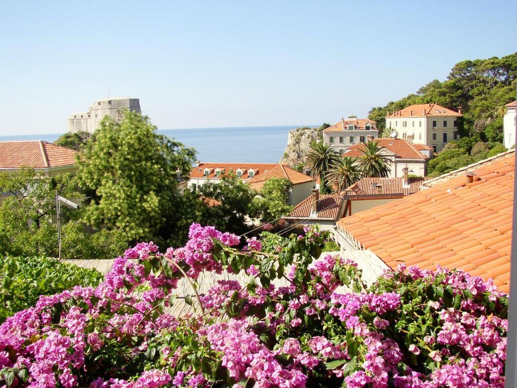 eine Stadt mit rosa Blumen im Vordergrund in der Unterkunft Apartments Benussi in Dubrovnik