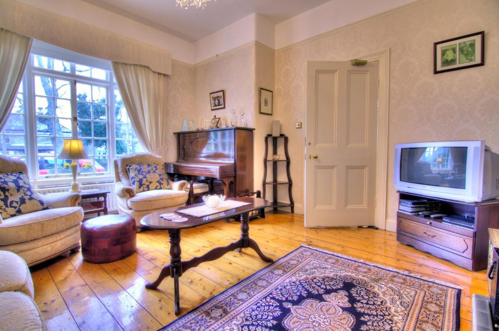 TV a/nebo společenská místnost v ubytování St Judes B&B