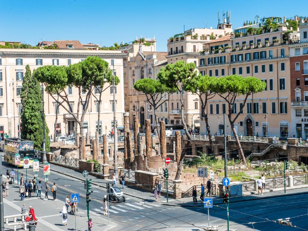 ローマにあるLh ロイヤル スイーツ テラスの建物と通りの景色を望む