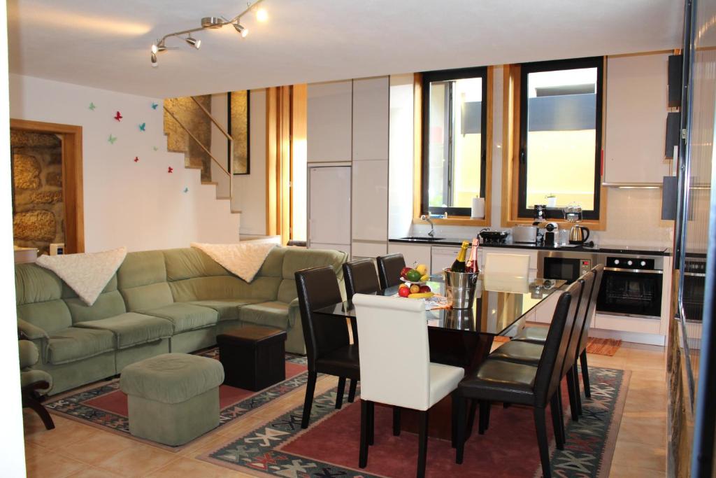 uma sala de estar com um sofá e uma mesa em Casa São Dinis no Porto