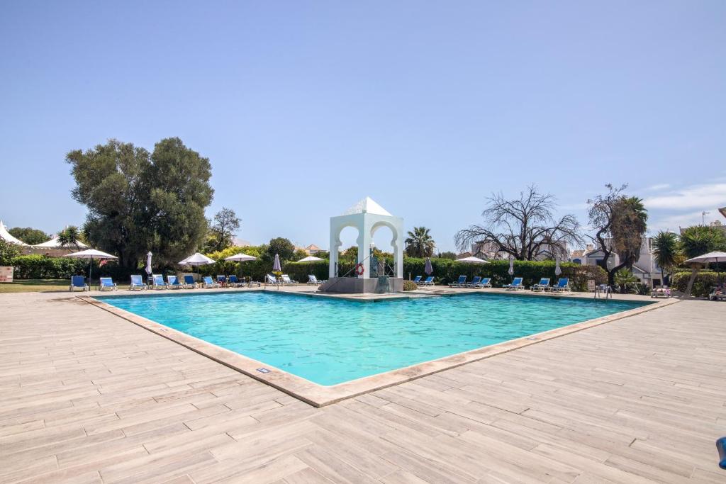 Vivenda com jardim e piscina