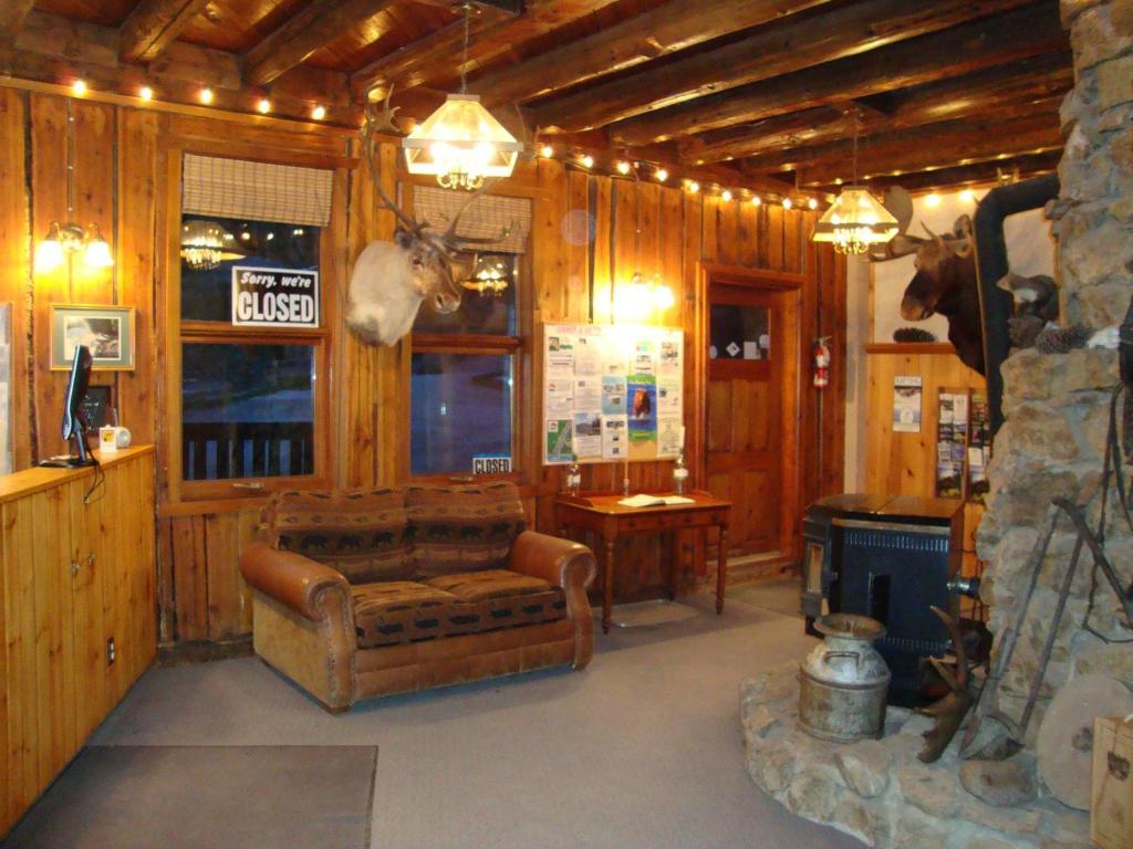 Posezení v ubytování Helmcken Falls Lodge Cabin Rooms and RV Park