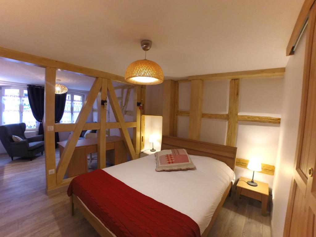 een slaapkamer met een bed met een boek erop bij Appartement avec terrasse "MUSSLIN" in Colmar