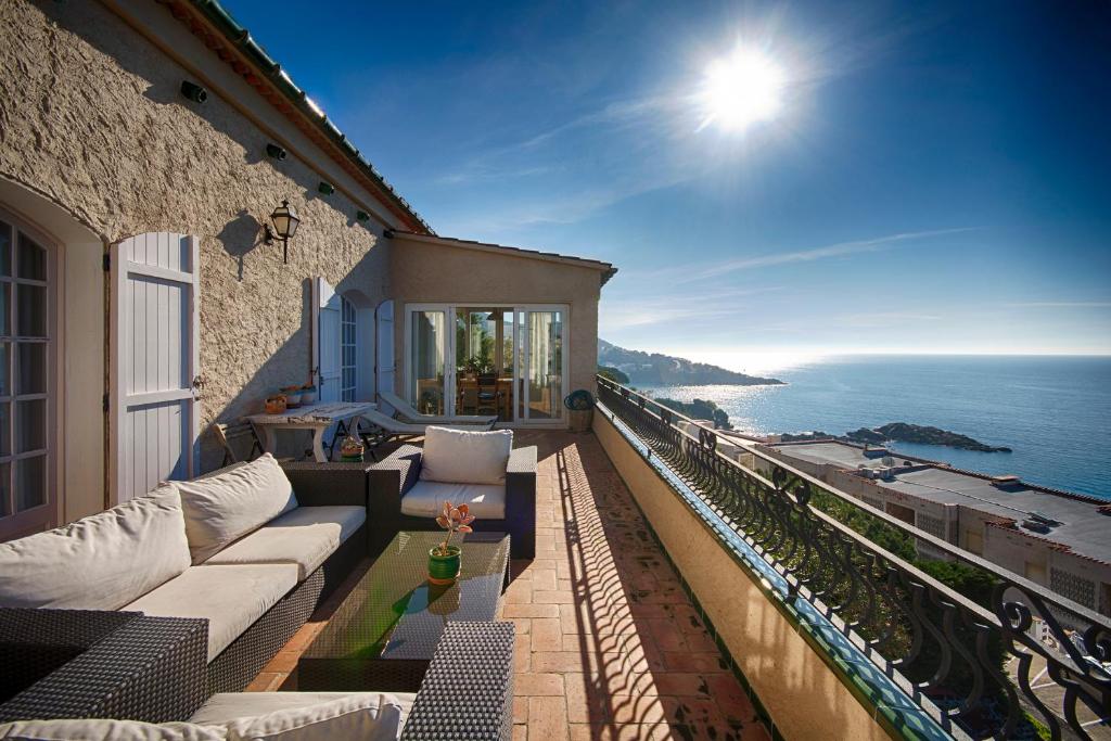 a balcony with a couch and a view of the ocean at L'Encantarella in Roses
