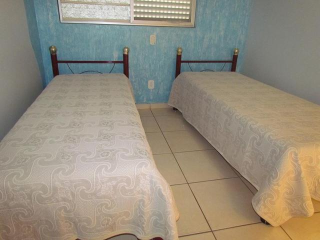 - deux lits assis l'un à côté de l'autre dans une pièce dans l'établissement Eventos e Hospedagem São José, à Sorocaba