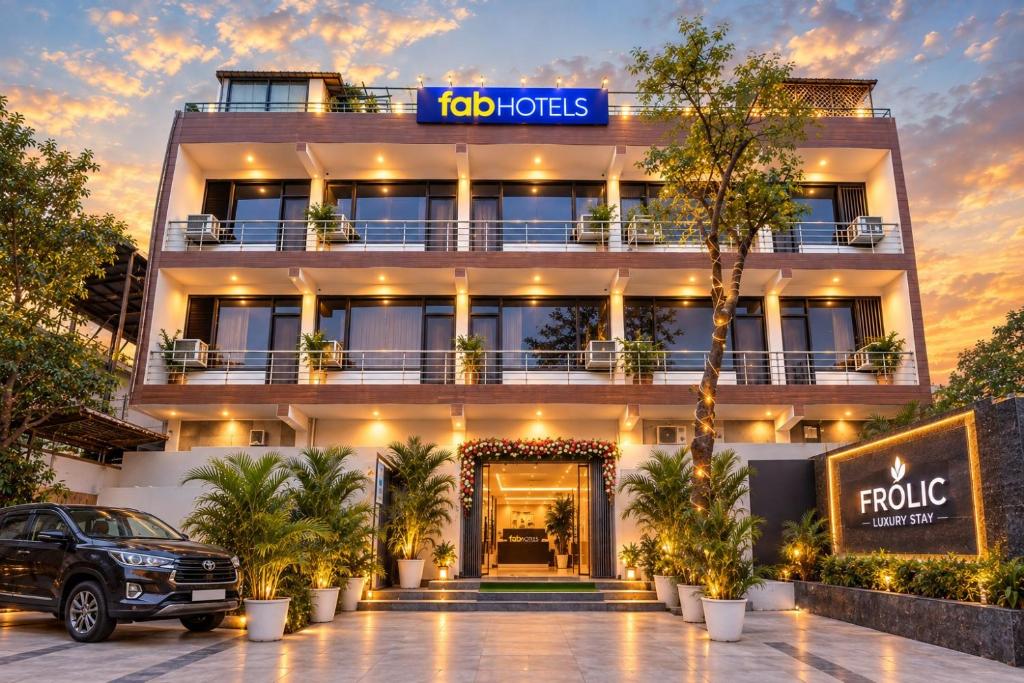 FabHotel Frolic Luxury Stay - Nr, Sec 52 Noida Metro Station