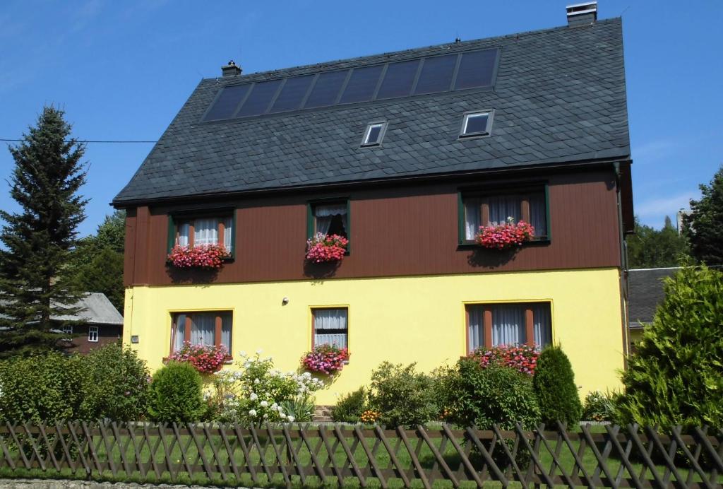 een huis met zonnepanelen op het dak bij Ferienwohnung Einenkel in Seiffen