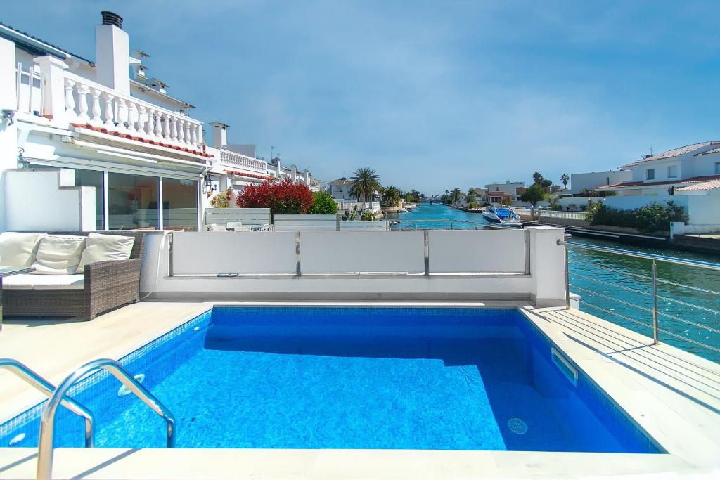 WELCS CASA 494 EMP con piscina y vista al canal