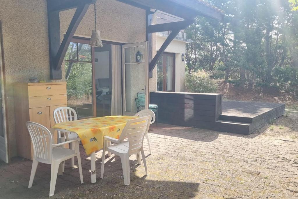 Large family apart with garden close to the beach
