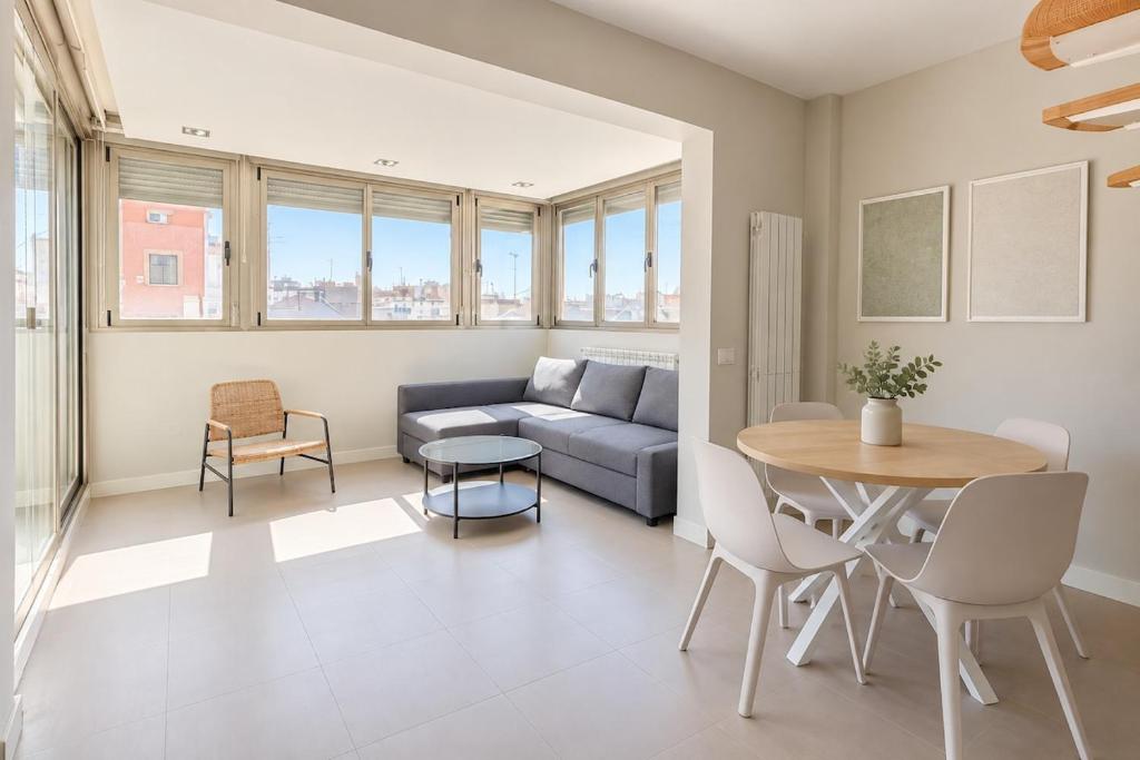 Apartamento con balcón y parking para 6