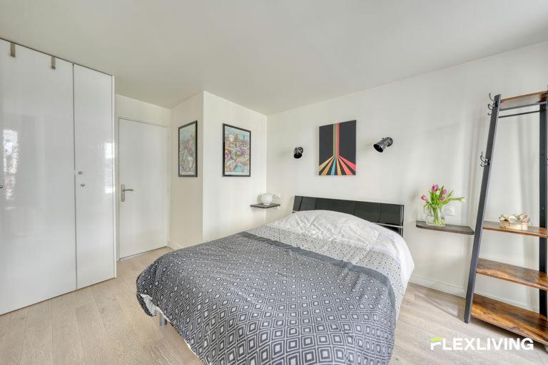 Beautiful and bright elegant Parisian 1-bedroom apartment