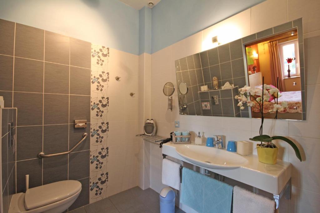 B&B le bourg d'Aunou, petit déjeuner compris - Double Room With Extra Bed