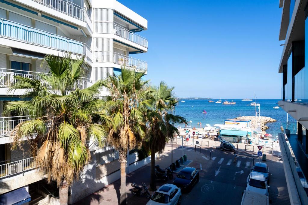 LE PALM BEACH aperçu mer avec balcon et proche des plages