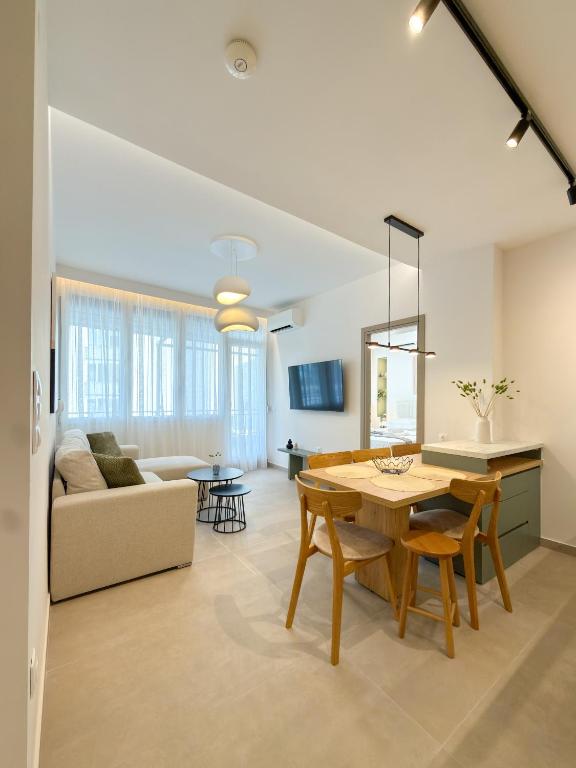 Luxury Downtown Apartment E4