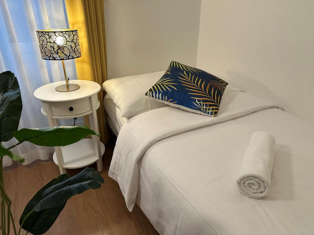 Saint Georges Hotel - Single Room With Shared Bathroom