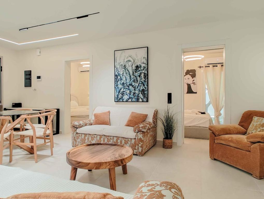 Retro Modern Getaway in Elliniko K1
