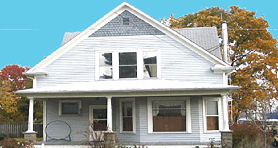uma casa branca com uma janela em cima em Aunt Jane's Two em Put-in-Bay
