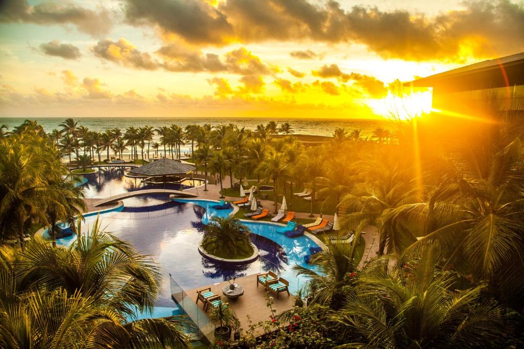 - une vue aérienne sur un complexe avec une piscine et l'océan dans l'établissement Carmel Cumbuco Resort, à Cumbuco
