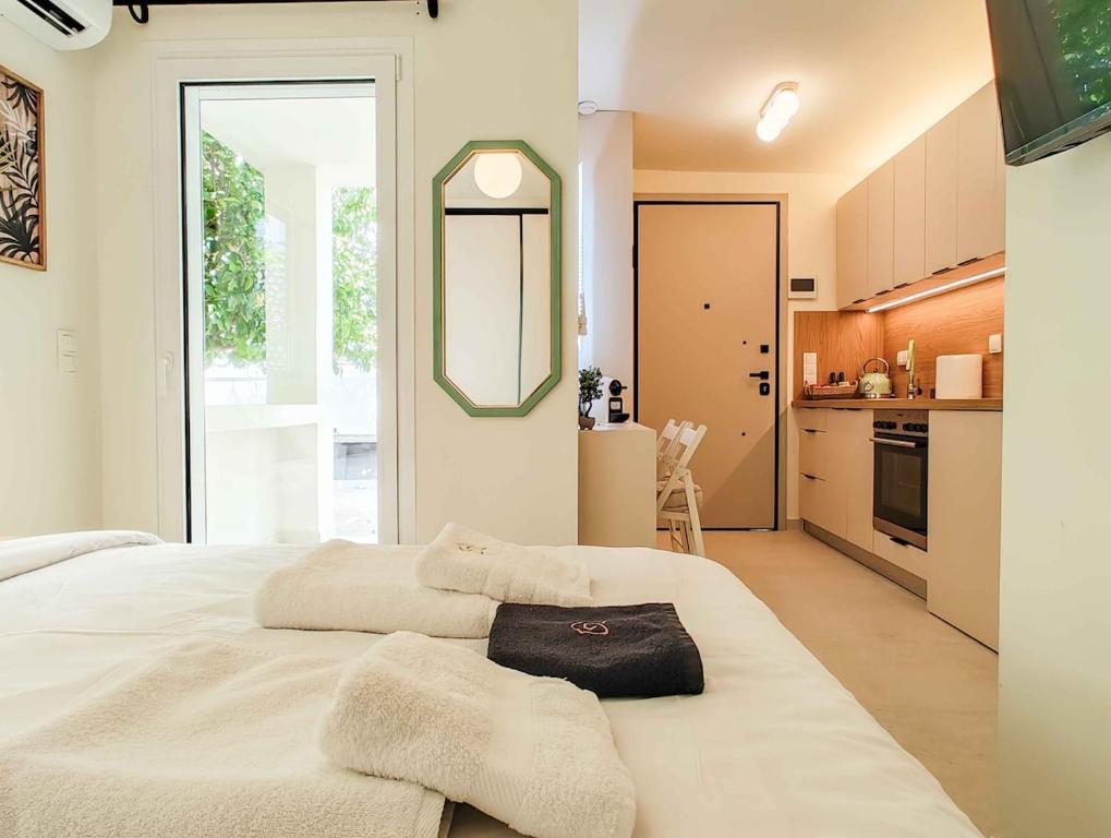 Modern Retro Hideaway in Elliniko K2