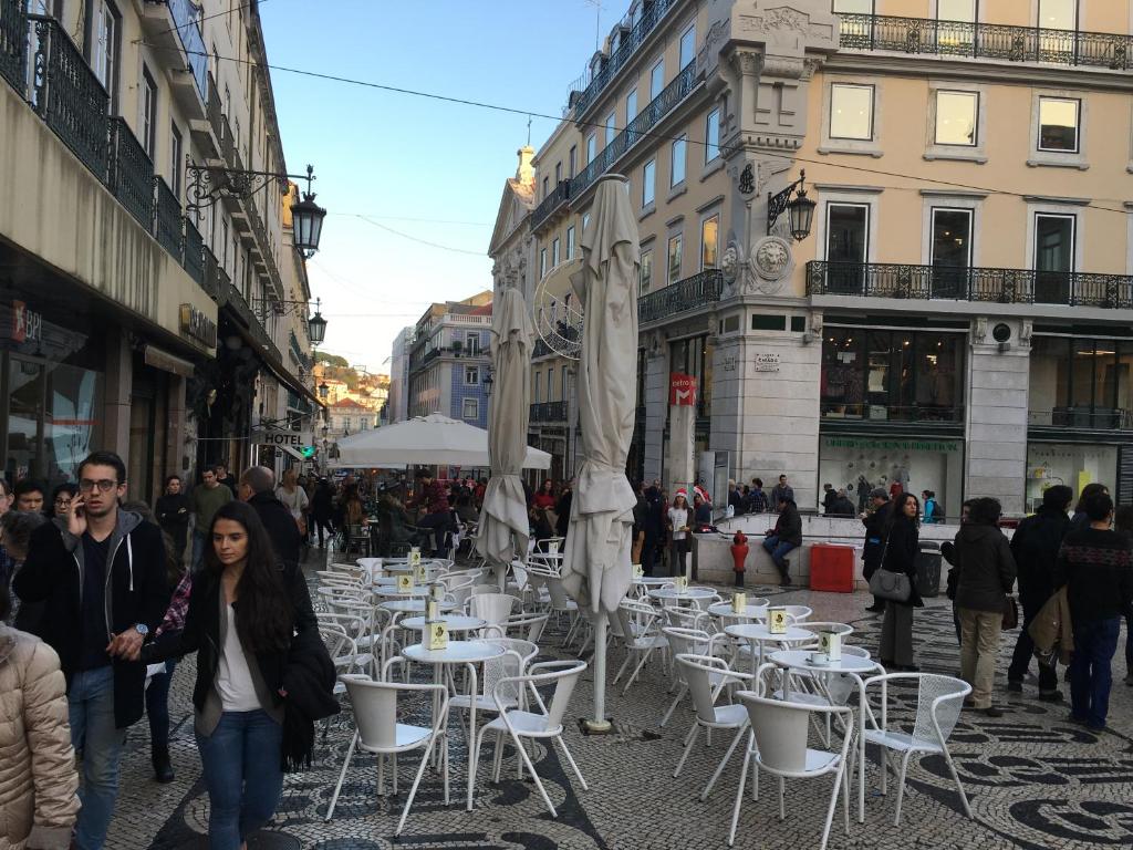 リスボンにあるLisbon Fragrancesの市道の一群