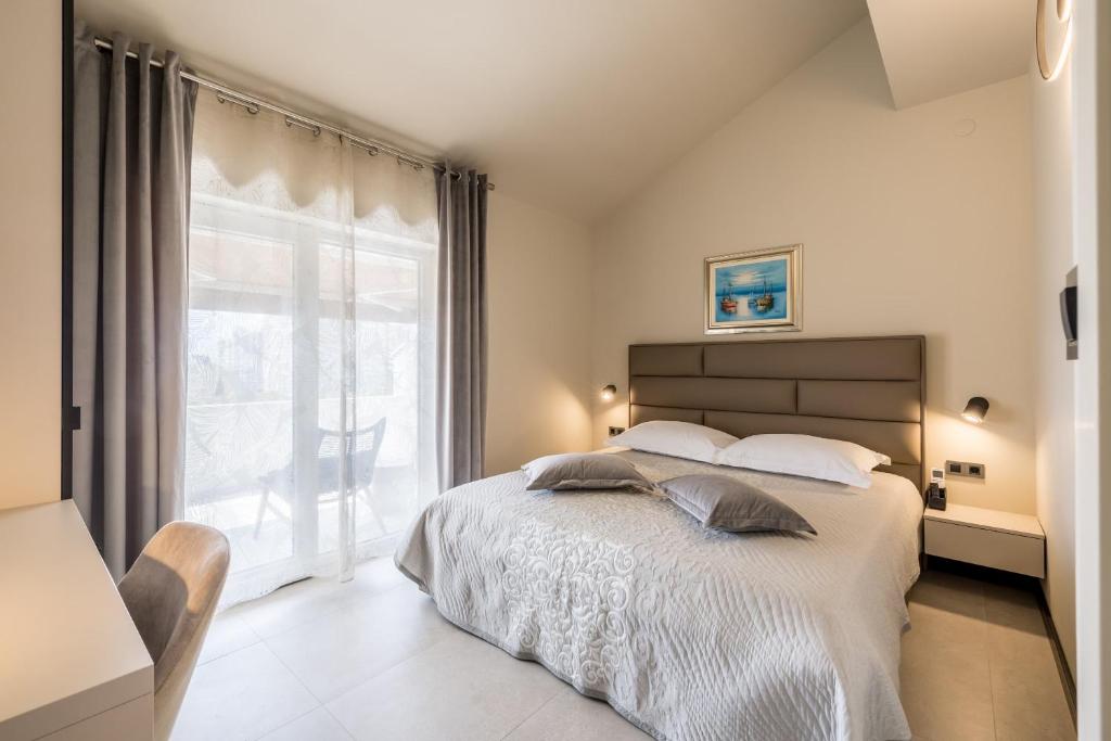 VS Rooms & Deluxe room