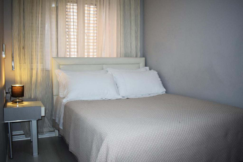 Postel nebo postele na pokoji v ubytování Freddy's Hotel
