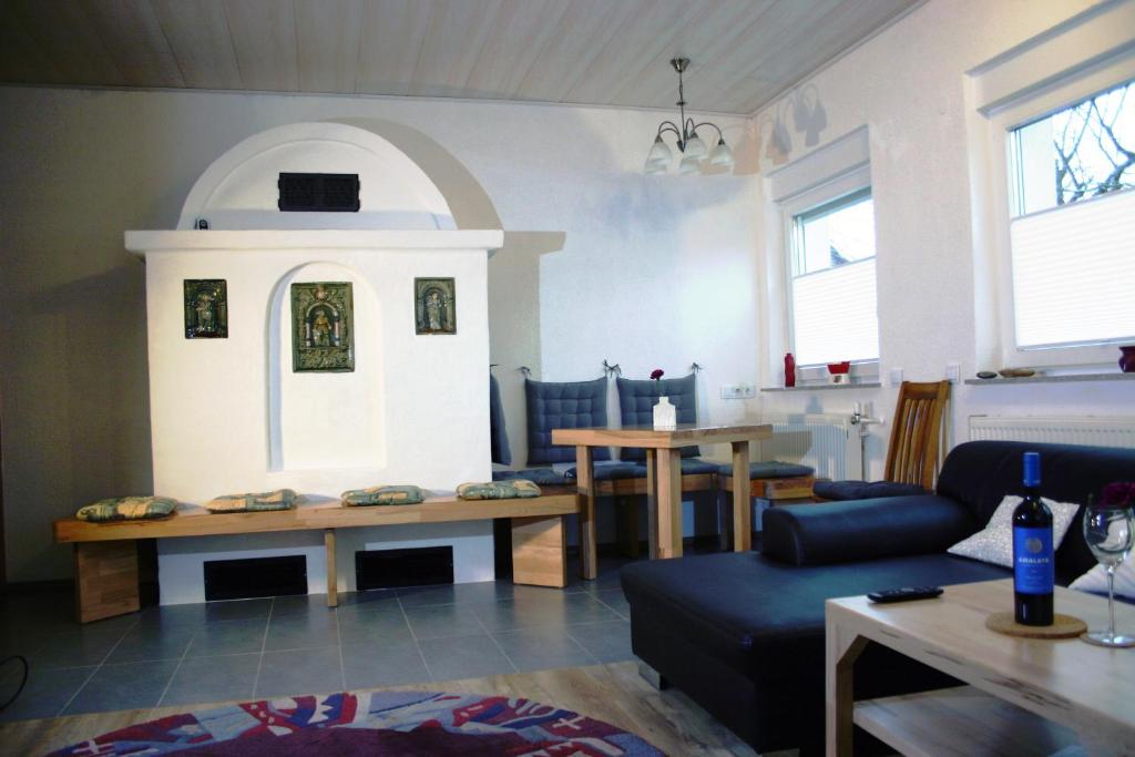- un salon avec une table et une cheminée dans l'établissement Apartment Kraemer Dax, à Mehren