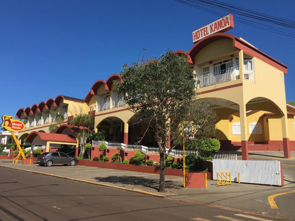 um hotel com um carro estacionado em frente em Kanoa Hotel em Santo Antônio da Platina