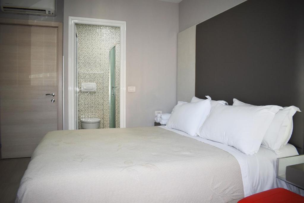 Postel nebo postele na pokoji v ubytování Freddy's Hotel