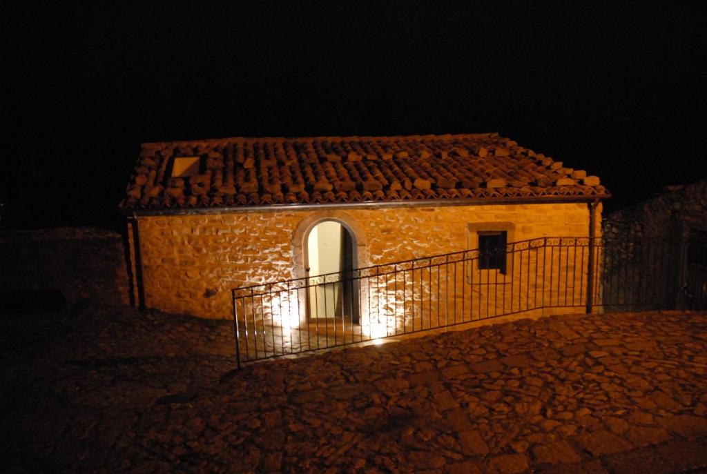 モンタルバーノ・エリコーナにあるLuna - Aragon home holidayの夜門付きの小さな石造りの建物