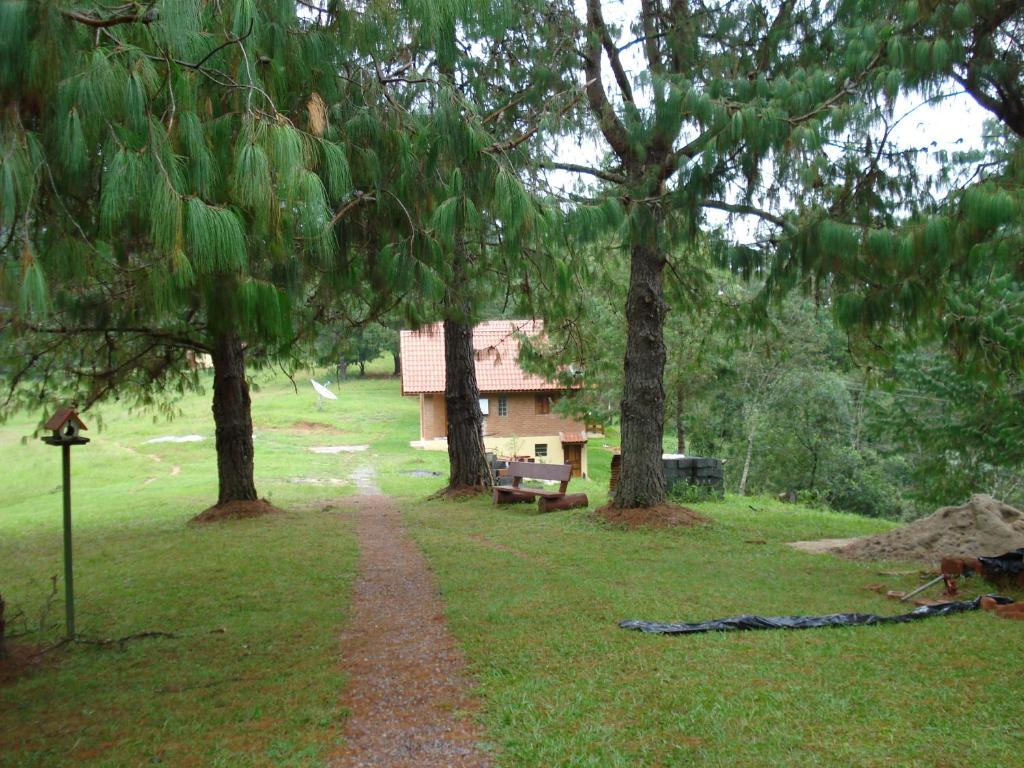 蒙特沃德的住宿－Pousada São Luiz - Monte Verde，通往树木林立的房屋的路径