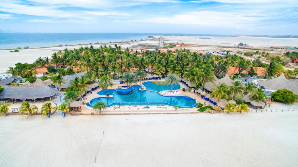 una vista aérea de un complejo en la playa en Sunsol Punta Blanca en San Pedro de Coche