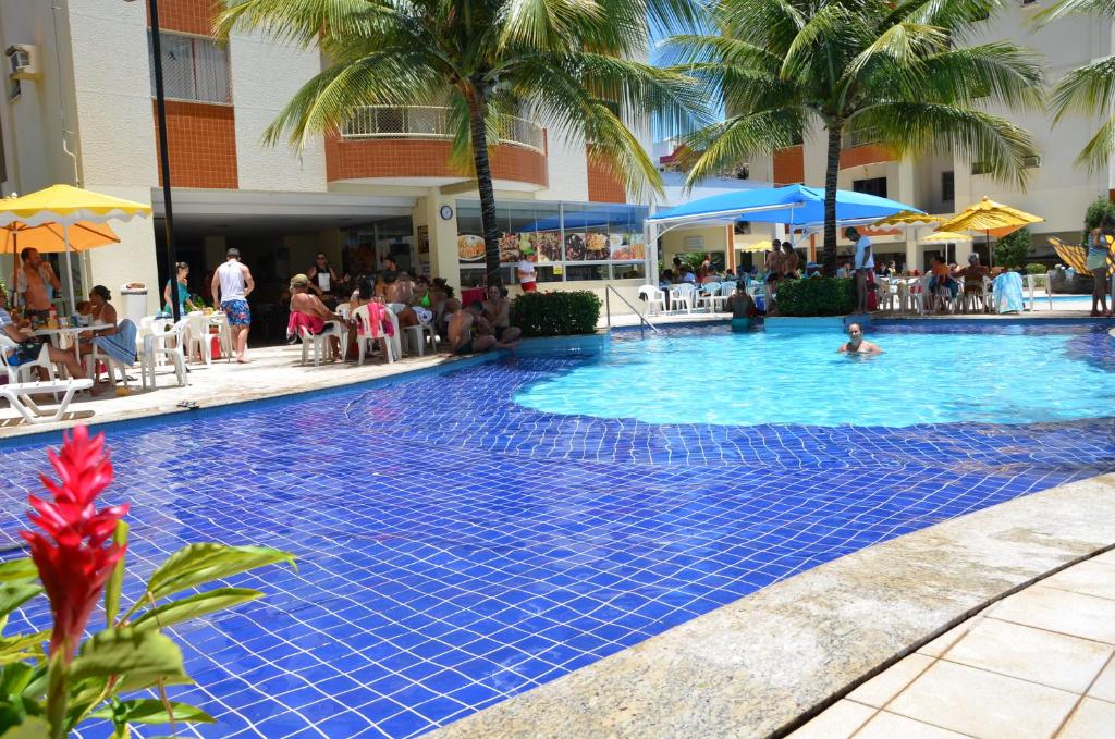 una gran piscina con gente en un complejo en Jardins das Thermas - Achei Férias, en Caldas Novas